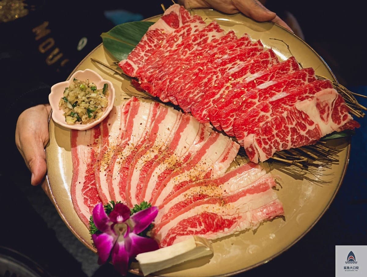台中最美聖誕小屋回來了！老宅燒肉店變身粉紅燈海，整排櫻花聖誕樹超浪漫