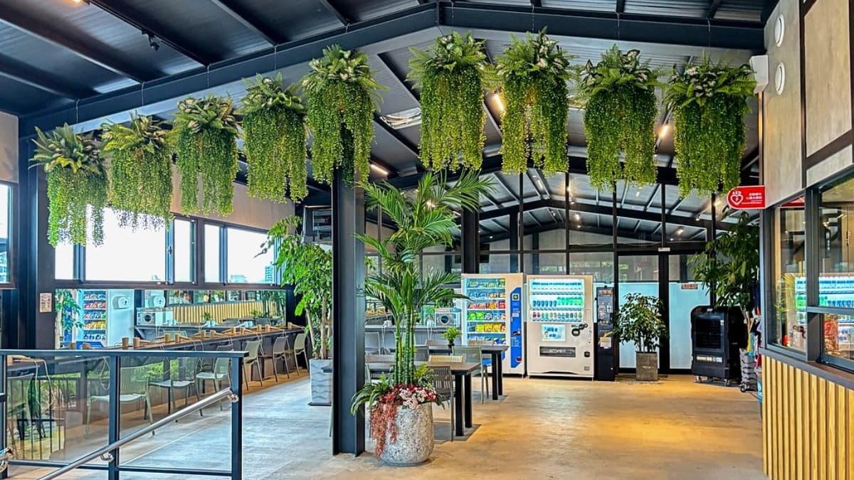 大廳掛滿綠意植栽，環境跟設備都很新又乾淨。（圖片來源：陳小可的吃喝玩樂）
