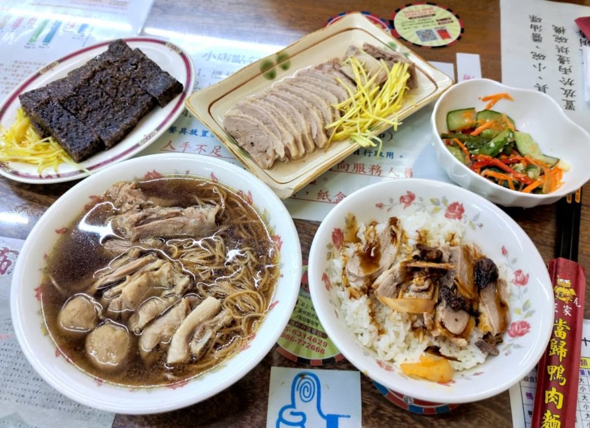 虎尾美食精選13間:在地人帶路吃1元佛心地瓜球、特色碳燒鴨蛋糕 虎尾美食「小吃」:虎尾王家當歸鴨肉麵線