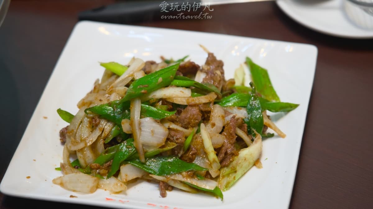 菜單也有提供各種牛肉熱炒料理，例如蔥爆牛肉就是很受歡迎的一道。（圖片來源：愛玩的伊凡）