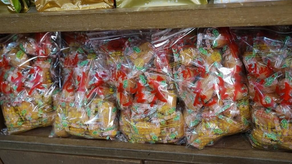小金門在地居民會將花生荖放入潤餅皮裡一起吃。（圖片來源：東蛙池塘Dong Wa）