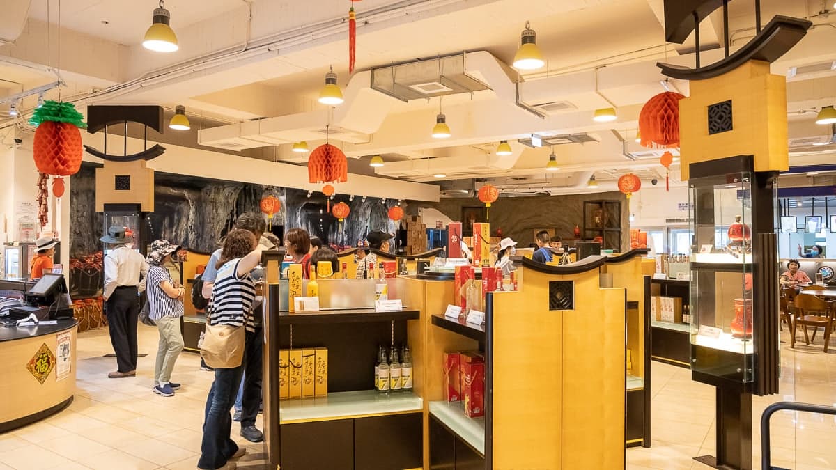 金門酒廠零售處，有許多遊客都在選購。（圖片來源：About Hsuan美美媽咪親子美食旅遊）