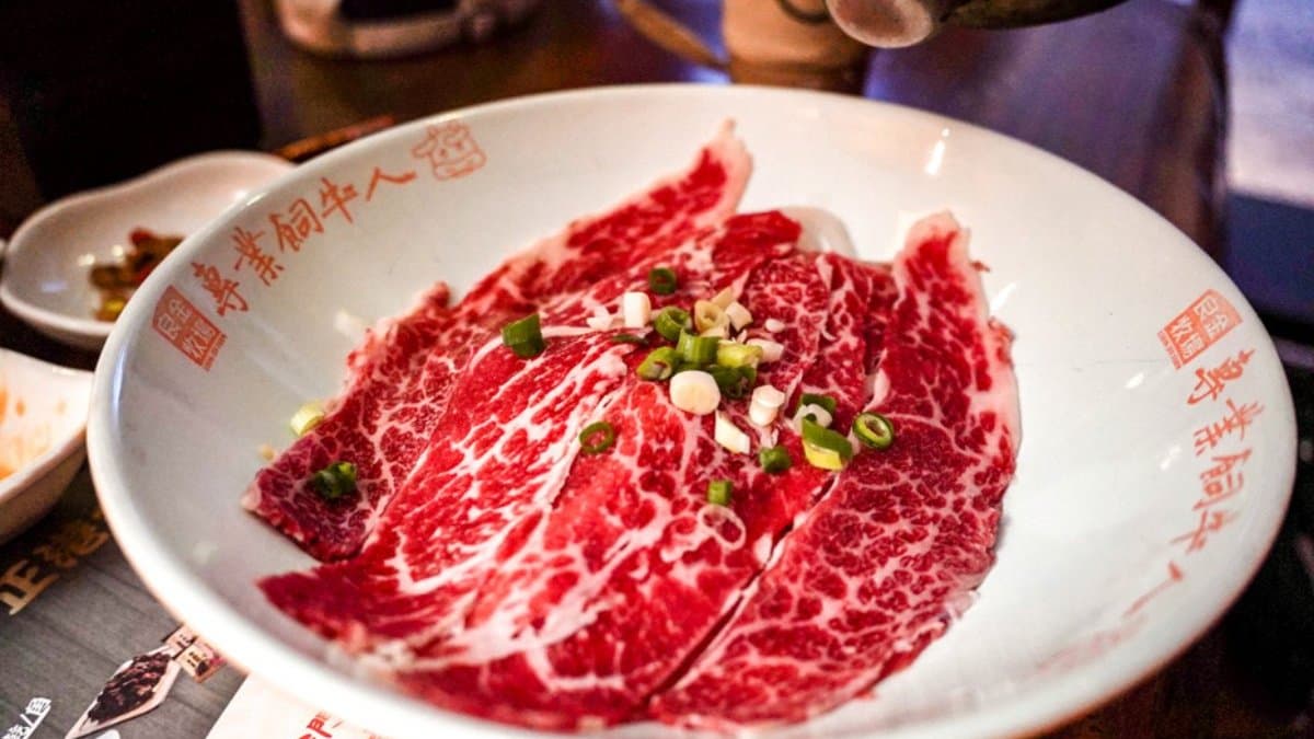 金門酒糟牛肉麵，油花較多，整體口感很滑嫩又有油脂香氣。（圖片來源：快門女子食旅誌）