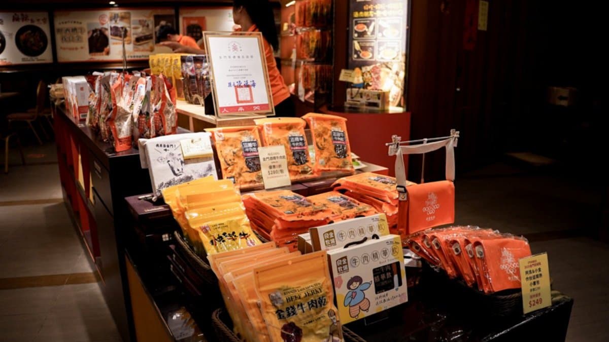 店內也有專門販售伴手禮的區域，方便客人選購金門特產。（圖片來源：快門女子食旅誌）