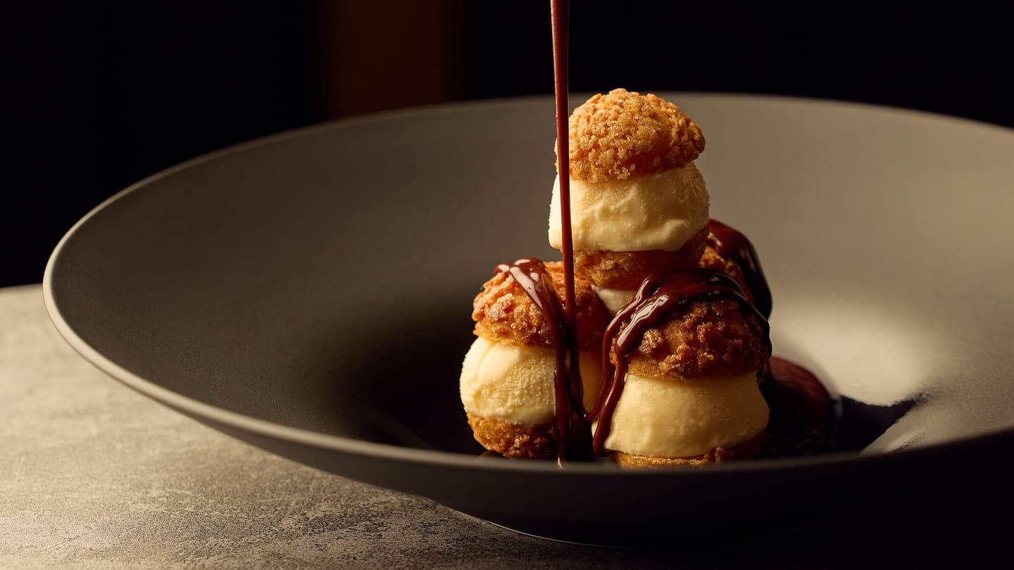 Profiteroles是經典法式甜點。（圖片來源：Théorie Theory 法式牛排館）