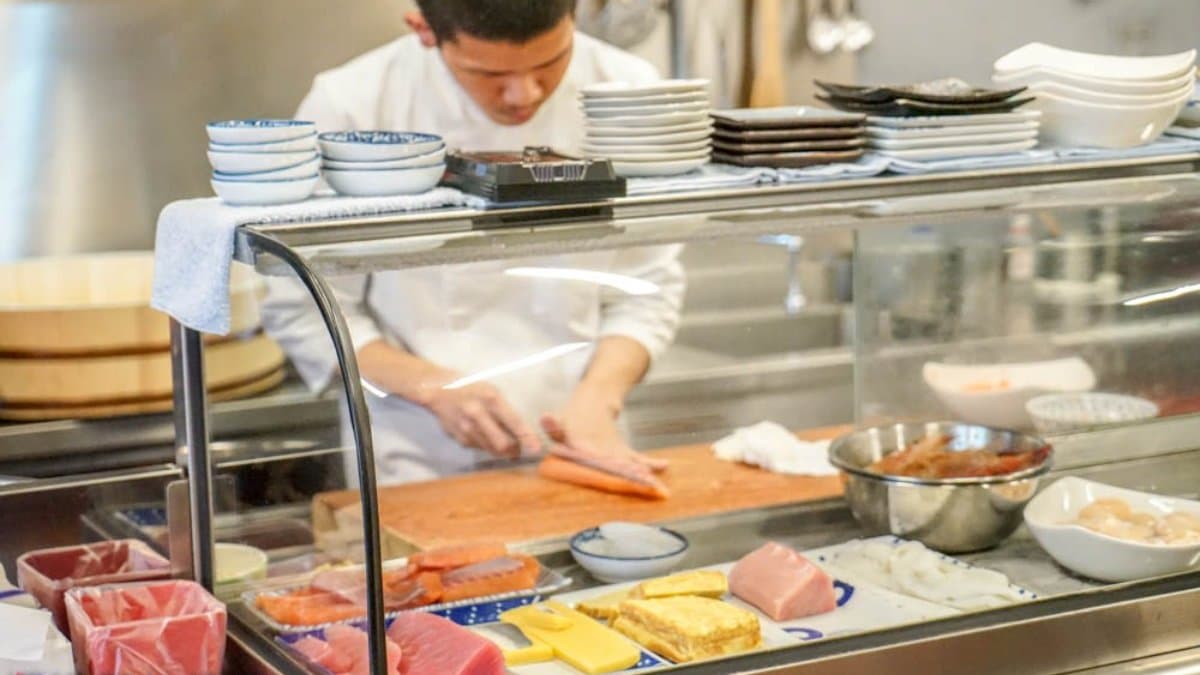 內用環境簡單，可以透過料理台看到師傅料理食材的過程。（圖片來源：螞蟻幫的櫥櫃）