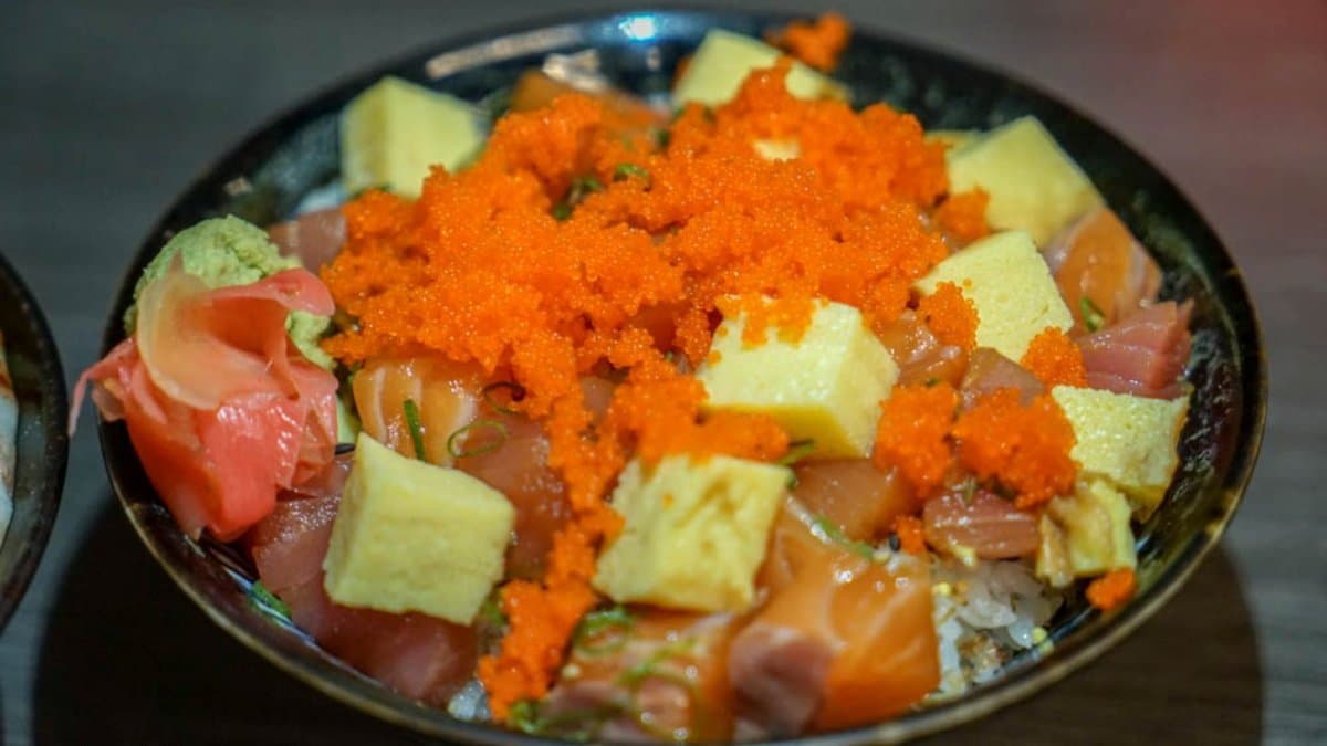 三色丼由鮪魚、旗魚、鮭魚和玉子燒蛋塊組成，整碗看起來相當豐盛。（圖片來源：螞蟻幫的櫥櫃）