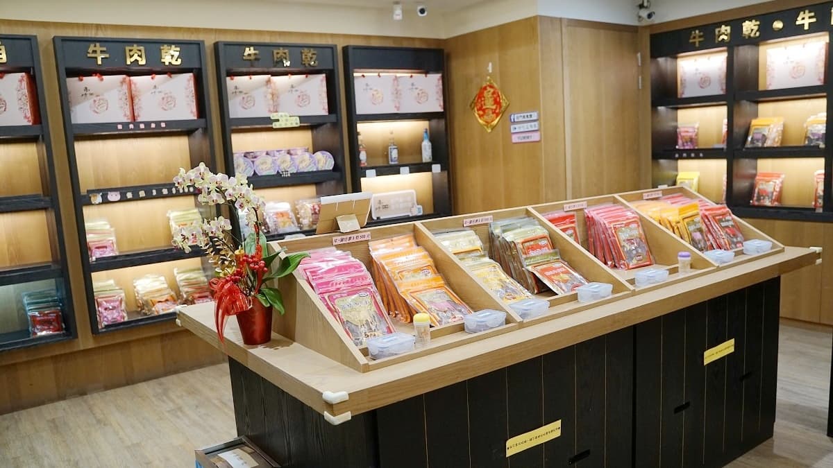 高坑牛肉食樂苑餐廳旁有高坑牛肉乾伴手禮店可逛。（圖片來源：東蛙池塘Dong Wa）