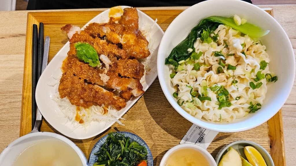 泰椒麻雞腿拌麵的雞腿超大隻，份量很多。（圖片來源：菓子の幸福週記）