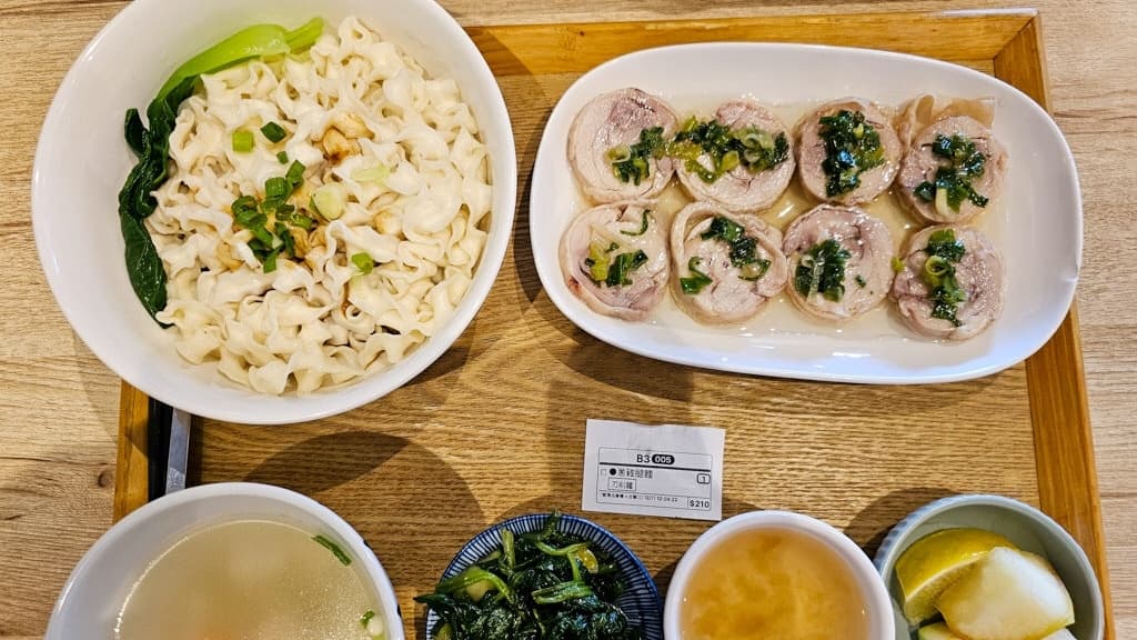 蔥蔥油雞腿拌麵的雞腿肉嫩到一咬就化開。（圖片來源：菓子の幸福週記）