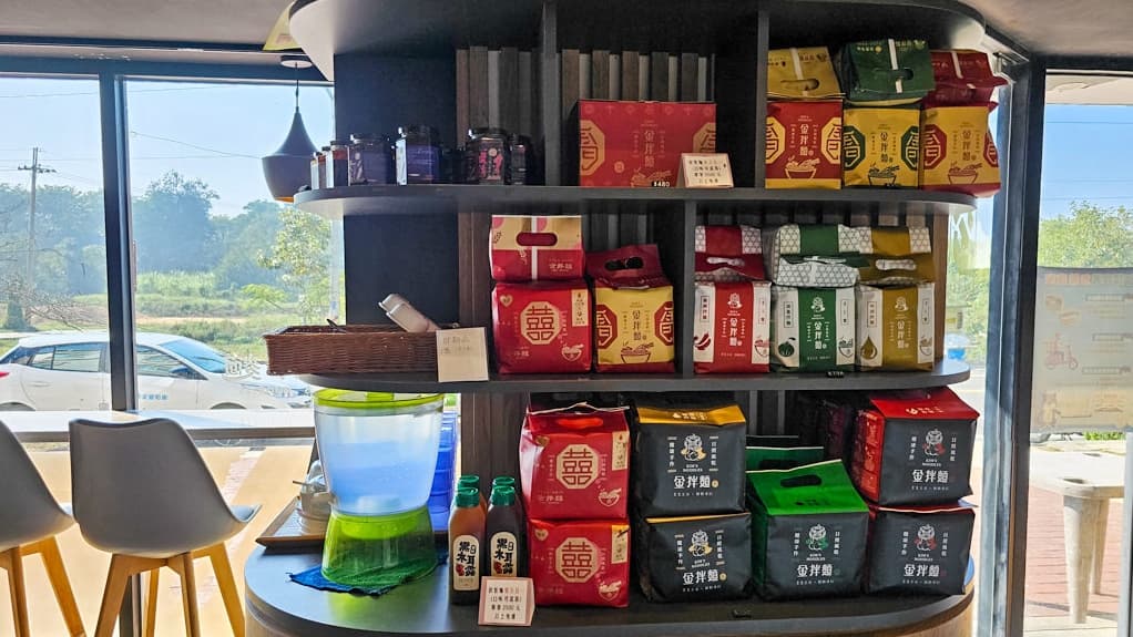 拌麵線、手工麵、刀削麵都是很適合帶回家的金門伴手禮。（圖片來源：菓子の幸福週記）