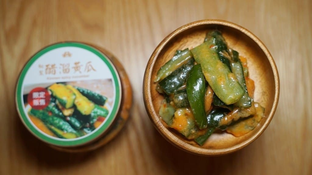秘製醋溜黃瓜選用金門阿芸姐農場的有機小黃瓜。（圖片來源：東蛙池塘Dong Wa）