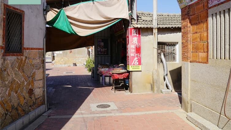 國賓食品店在金門金寧鄉北山古洋樓附近。（圖片來源：東蛙池塘Dong Wa）