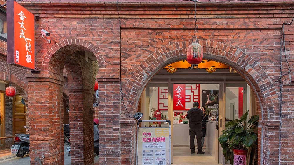 金太武一條根模範店是金門老街上的店舖。（圖片來源：小夫妻的旅攝生活S&S Life）