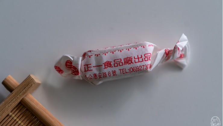 最小包的奶油花生酥還維持傳統手工紙包裝。（圖片來源：土土旅食趣）