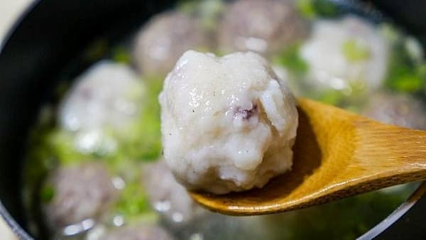 花枝丸裡面有超大塊的花枝塊。（圖片來源：小妞的生活旅程）