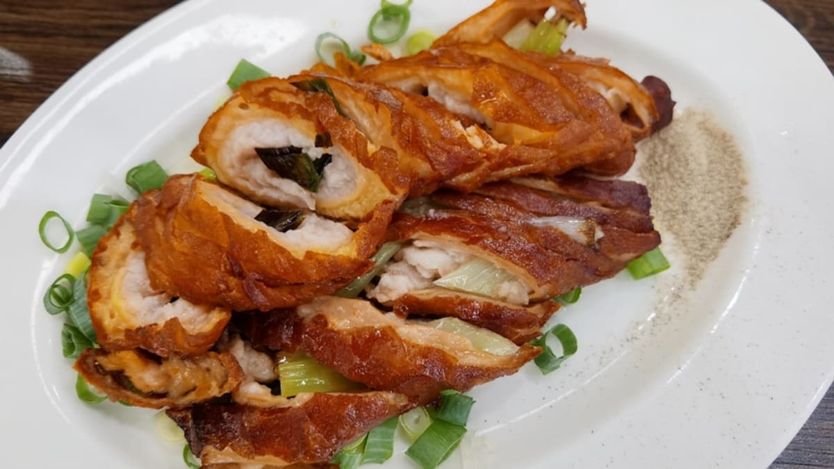 脆皮肥腸咬起來香酥有嚼感，入口外酥內嫩不油膩。（圖片來源：Darren蘋果樹旅遊玩樂誌）