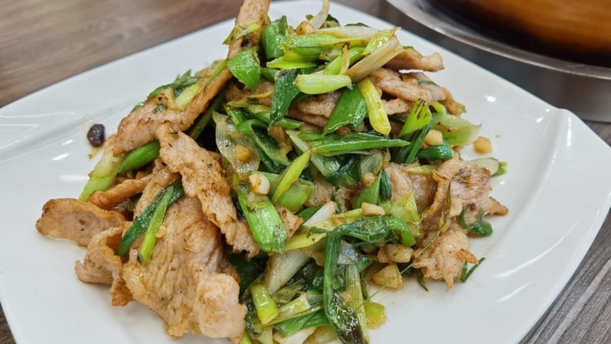 除了招牌粥品，熱炒類表現也不俗，蒜苗炒松阪肉鹹香下飯。（圖片來源：Darren蘋果樹旅遊玩樂誌）