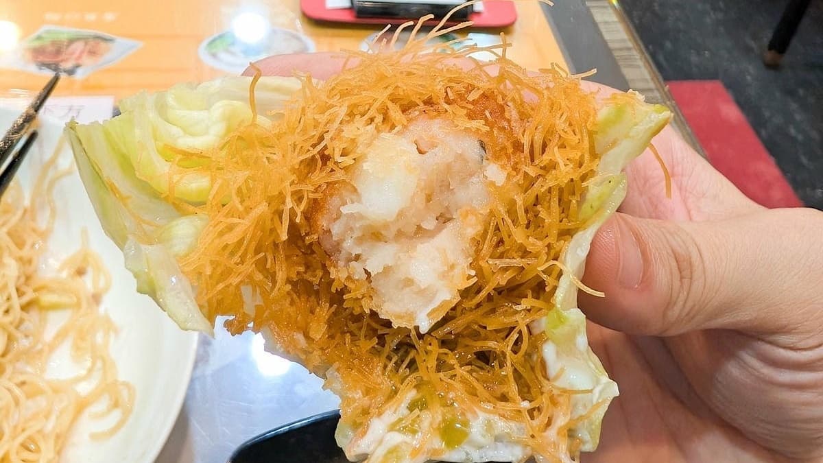 生菜龍鬚蝦口感相當獨特， 以生菜夾著吃增添爽口感。（圖片來源：Jeremy以食為天）