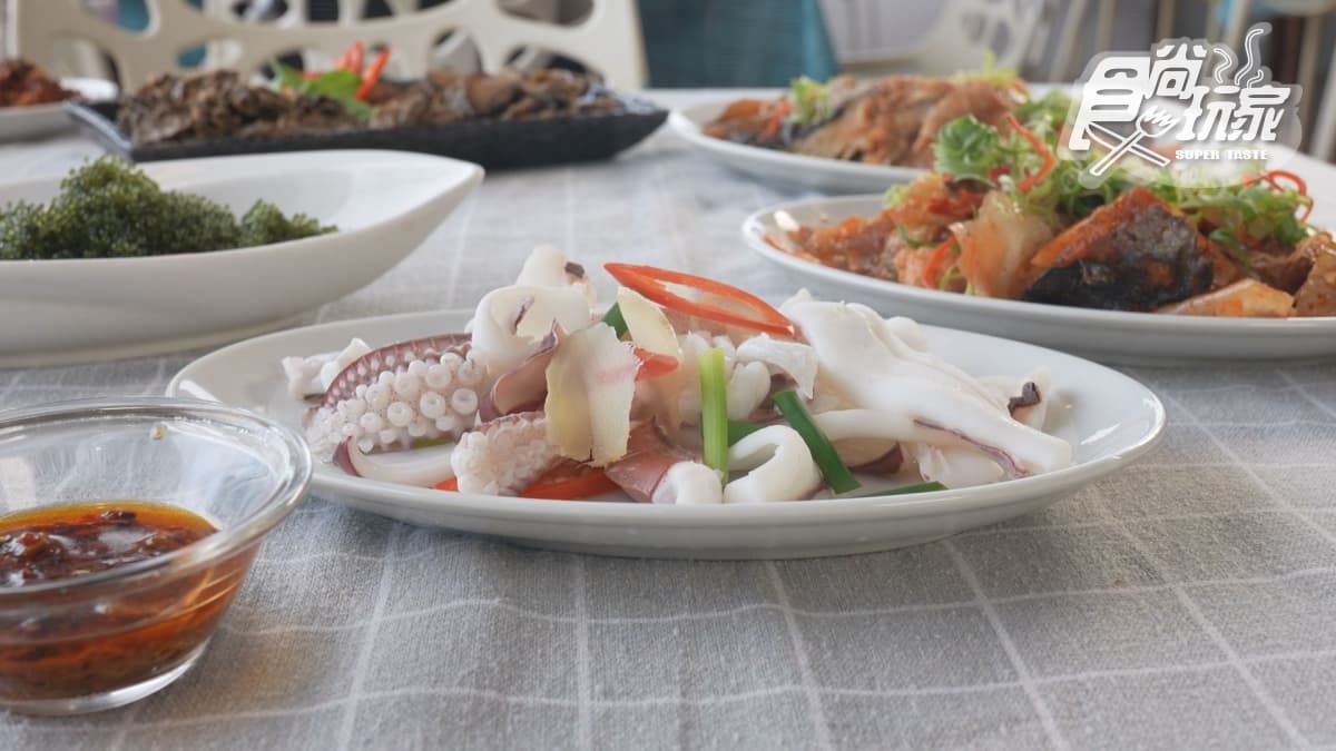 「汆燙軟絲」不用沾醬就好吃，可以吃到鮮甜的滋味。