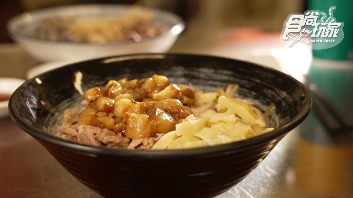 「鴨滷飯」有鴨肉、滷肉、筍絲，吃起來很過癮。