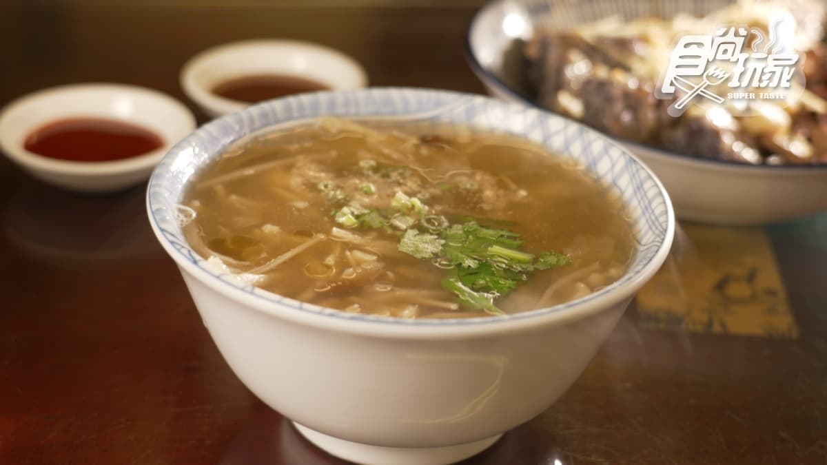 「辦桌肉羹」裡面配料豐盛，有筍子、香菇，還有不少的白菜。