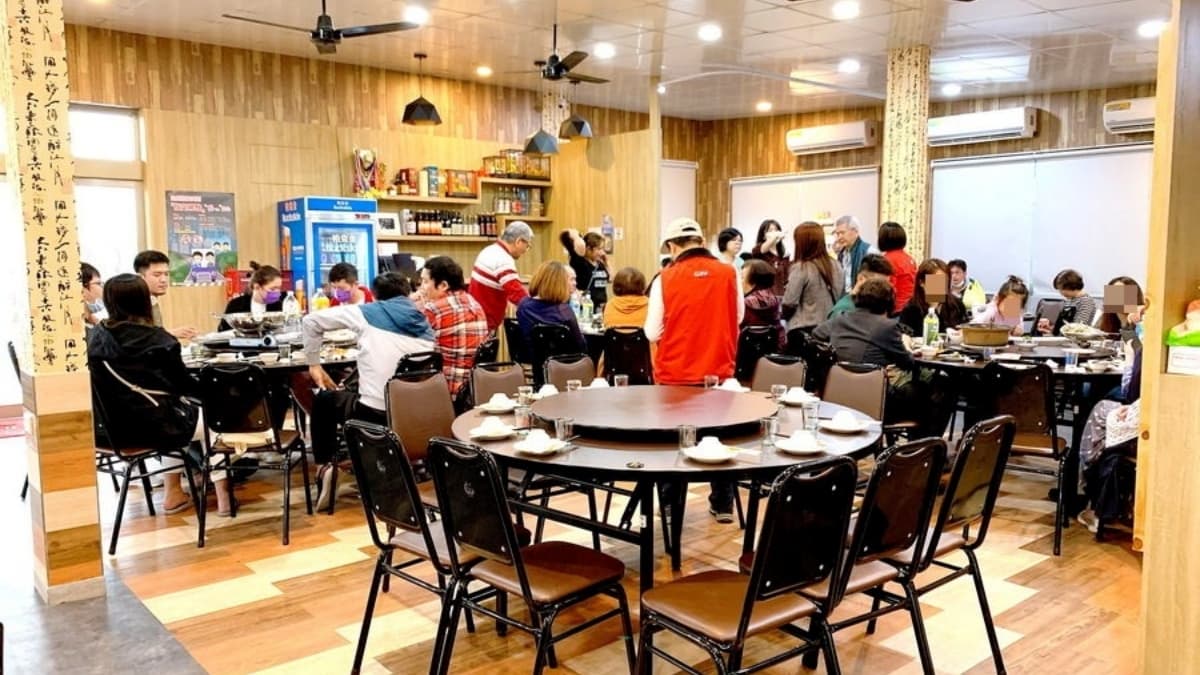 適合朋友聚餐和家庭聚餐，大約有6～8桌大桌。（圖片來源：橙心手作料理）