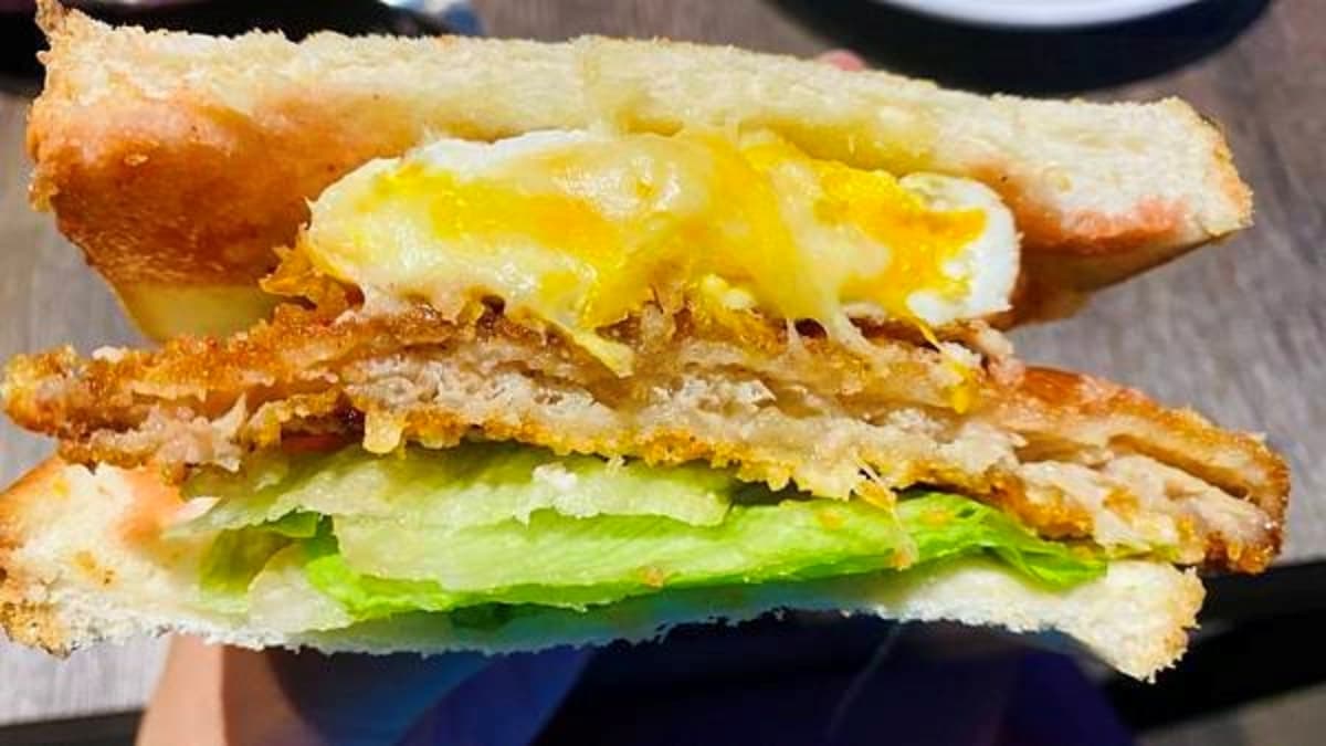 懷舊辣排骨蛋吐司配料豐盛，蛋黃還會爆漿。（圖片來源：大海愛上藍天旅遊日記分享）