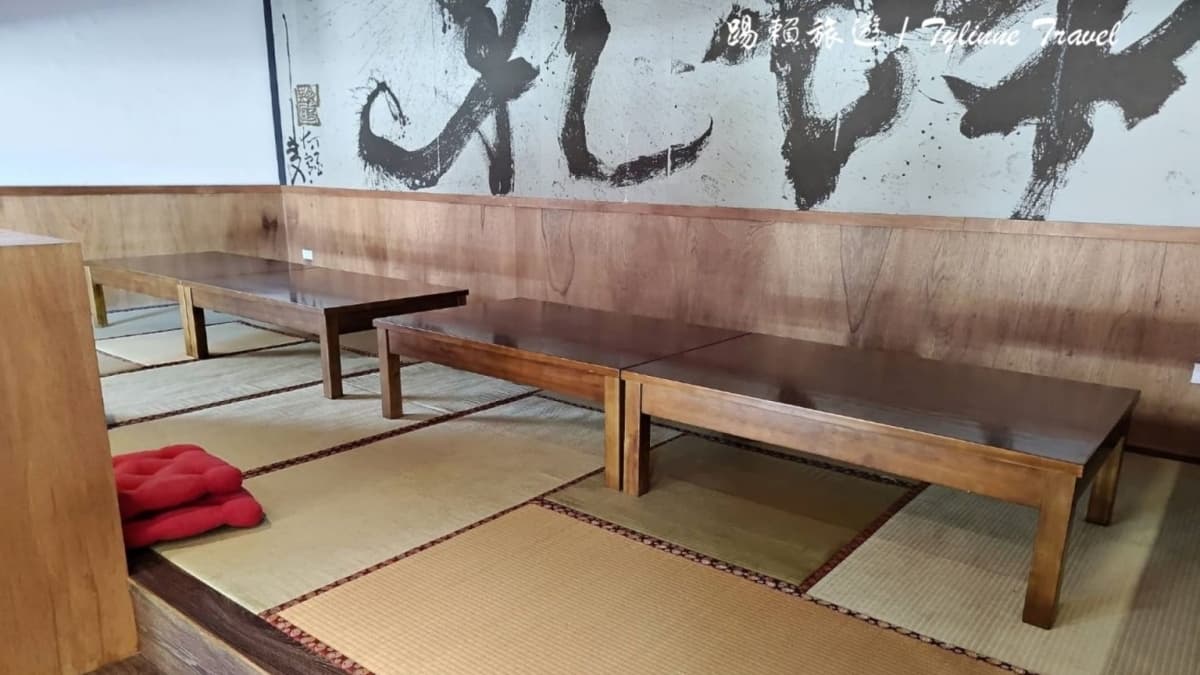 吧台區後面是榻榻米的座位，坐在裡面用餐很有氛圍感。（圖片來源：踢賴旅遊）