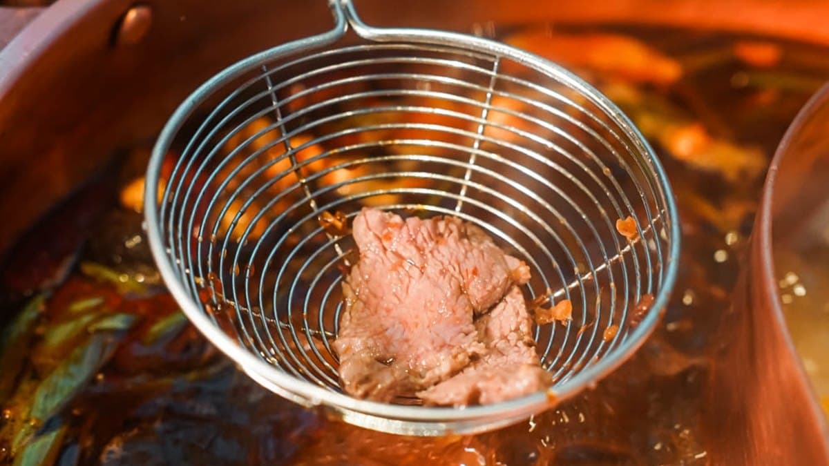 手切冷藏本地牛牛肉，低脂部分則非常適合煮湯後單吃，清爽不柴。（圖片來源：胖貓咪的奇幻旅程）