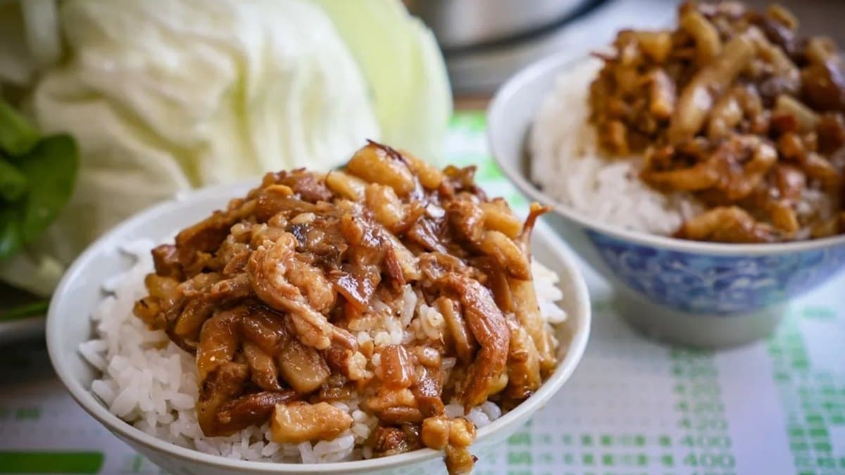 網路上推薦，大家就是衝著這碗滷肉飯來的。（圖片來源：鯊魚大口咬）