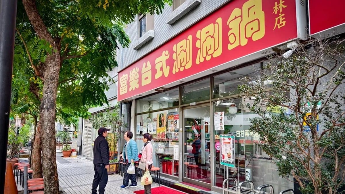 士林劍潭站從劍潭站出來走大概三分鐘就會到。（圖片來源：鯊魚大口咬）