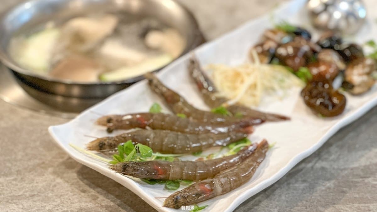 蛤蜊有有先吐沙，白蝦也很好去殼。（圖片來源：欣晴。美食旅遊生活分享）