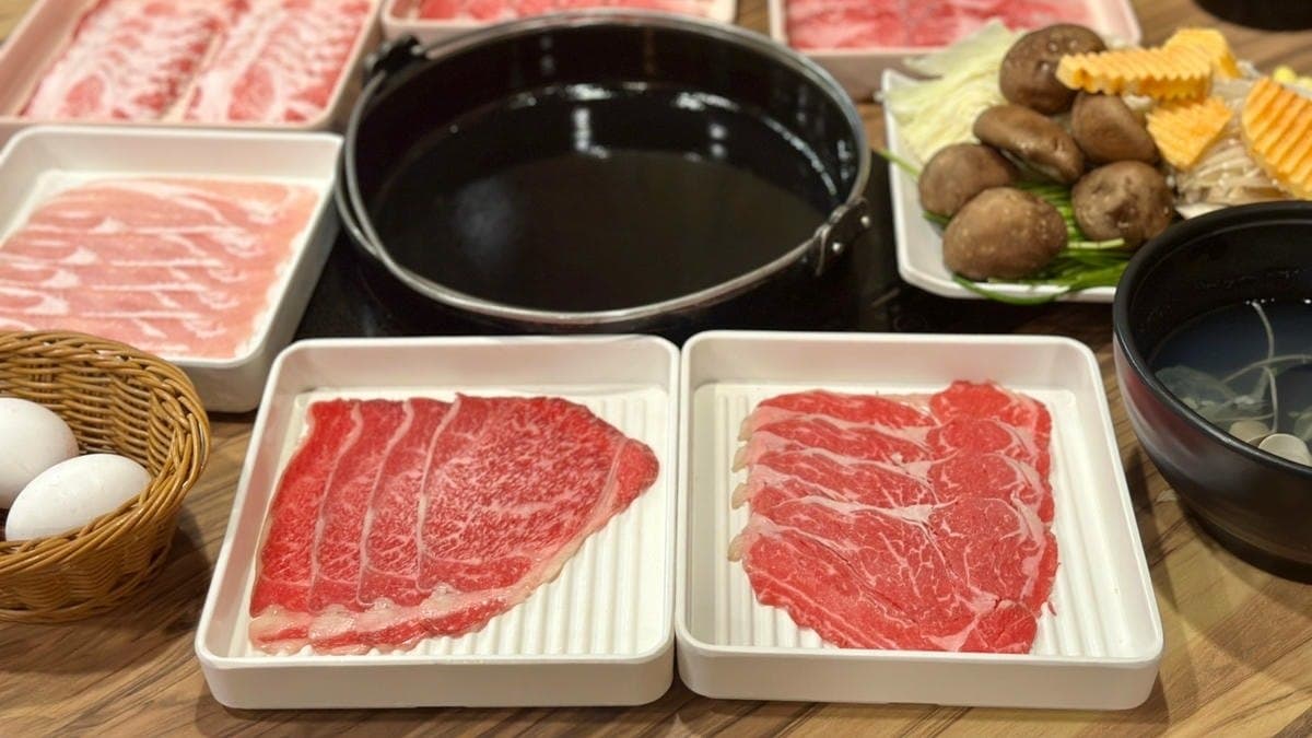 第一輪肉品都來了以後，店員會幫忙開鍋。（圖片來源：洋洋的吃喝玩樂）