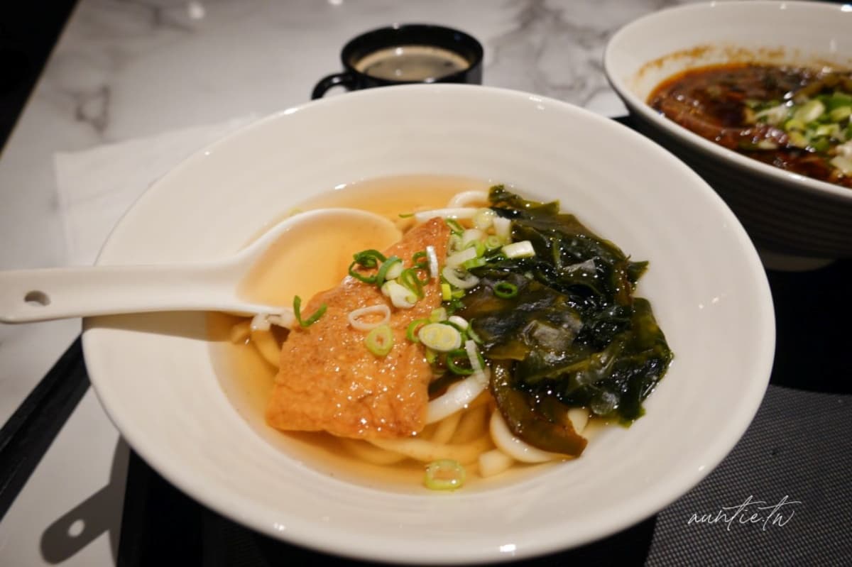 松山機場全新候機室開箱！現煮牛肉麵、台味美食免費吃，網友大推環境舒適