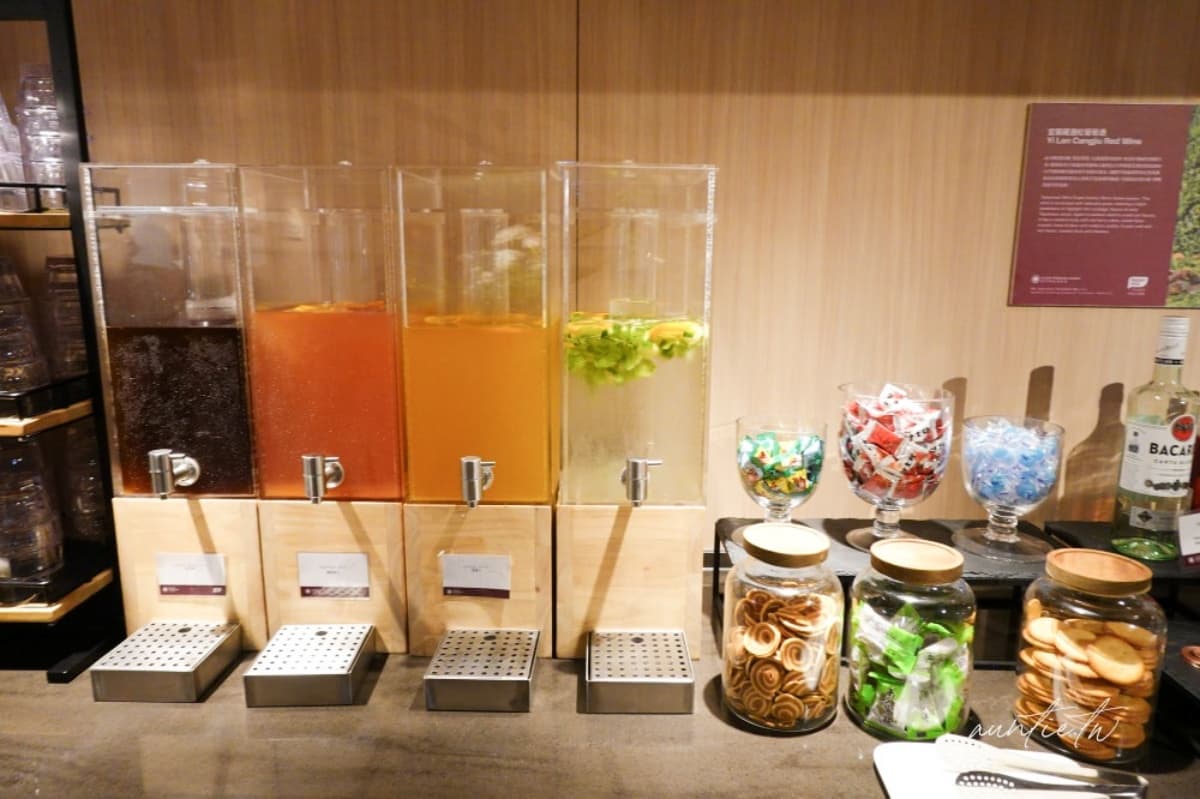 松山機場全新候機室開箱!現煮牛肉麵、台味美食免費吃,網友大推環境舒適 松山機場全新候機室開箱!現煮牛肉麵、台味美食免費吃,網友大推環境舒適