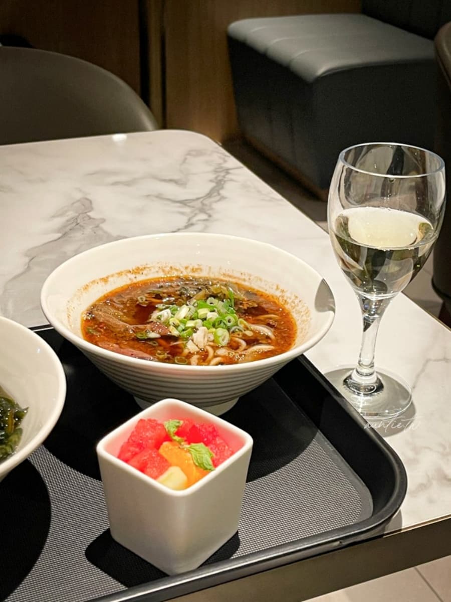 松山機場全新候機室開箱！現煮牛肉麵、台味美食免費吃，網友大推環境舒適