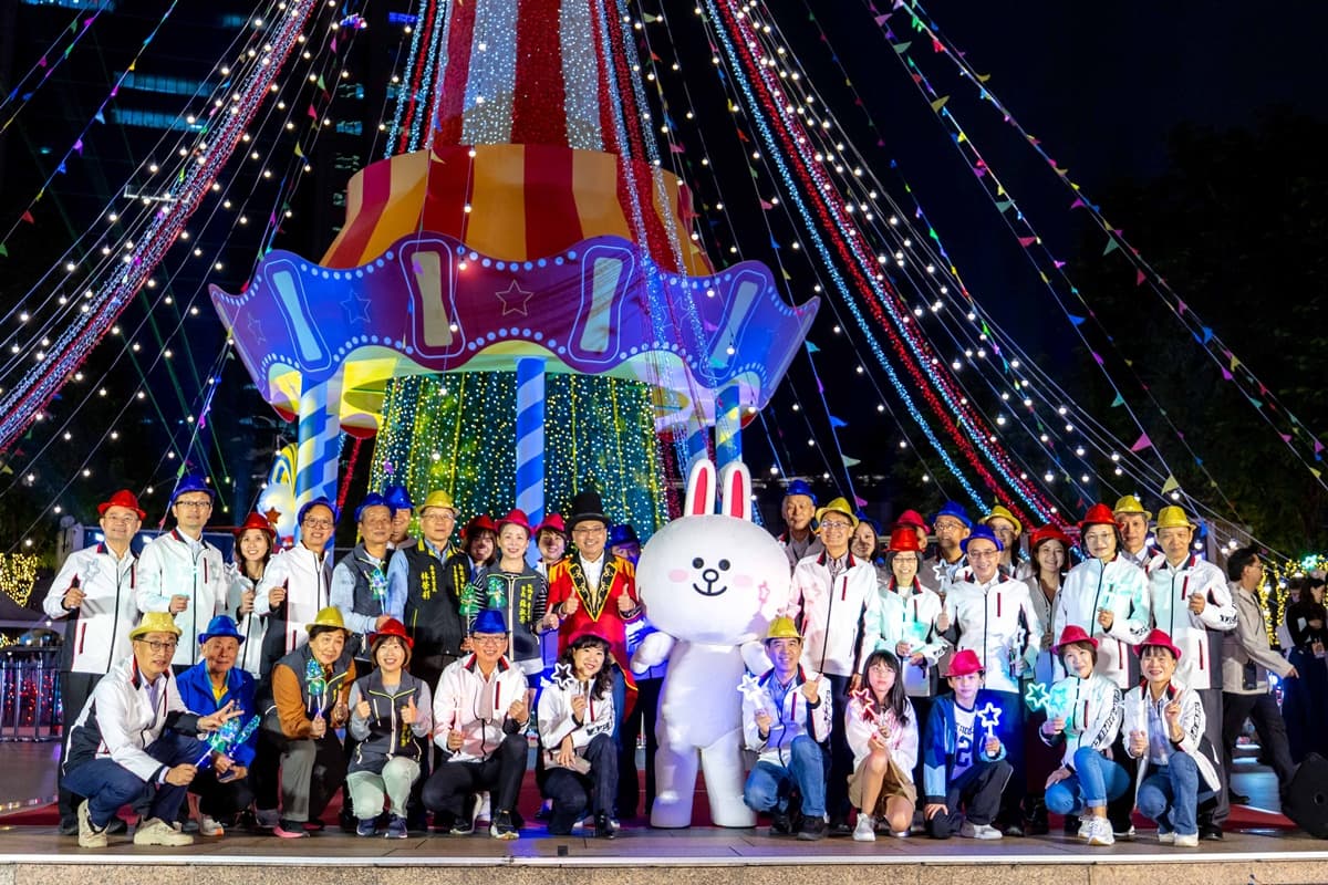 「2025新北歡樂耶誕城」盛大登場！光雕投影秀強勢首演，啦啦隊女神李雅英驚喜現身