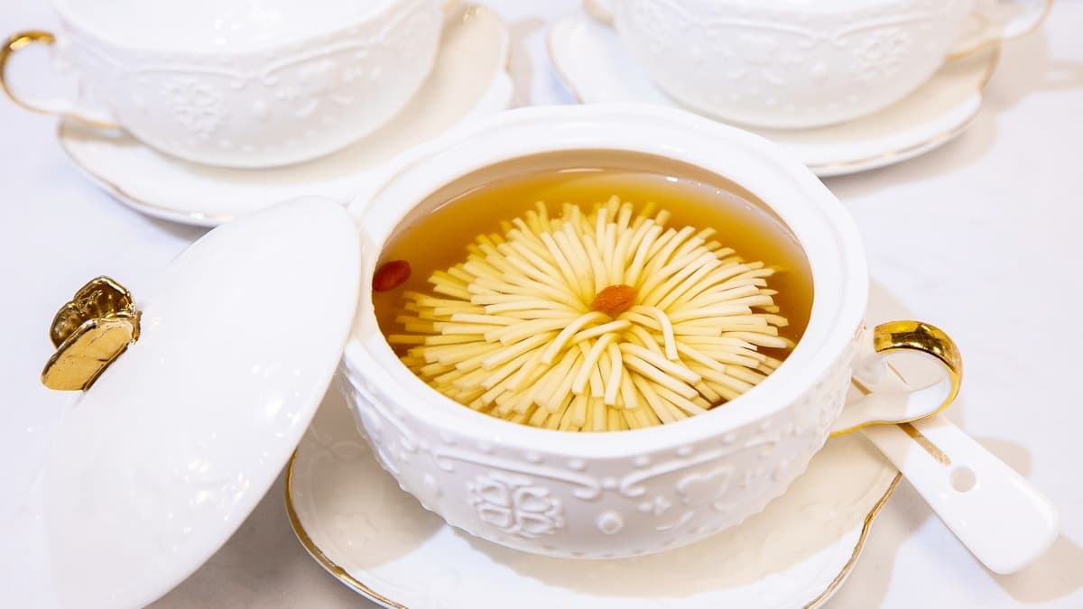 菊花豆腐非常驚艷，第一次看到甜點把豆腐切成這樣。（圖片來源：卡夫卡愛旅行）
