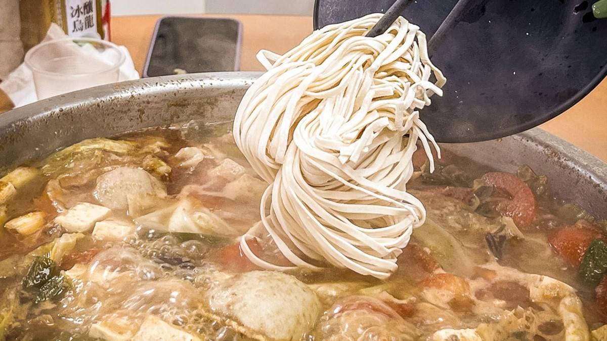 升級吃法可以單點白麵條，加下去就是美味的牛肉麵啦。（圖片來源：大手牽小手。玩樂趣）