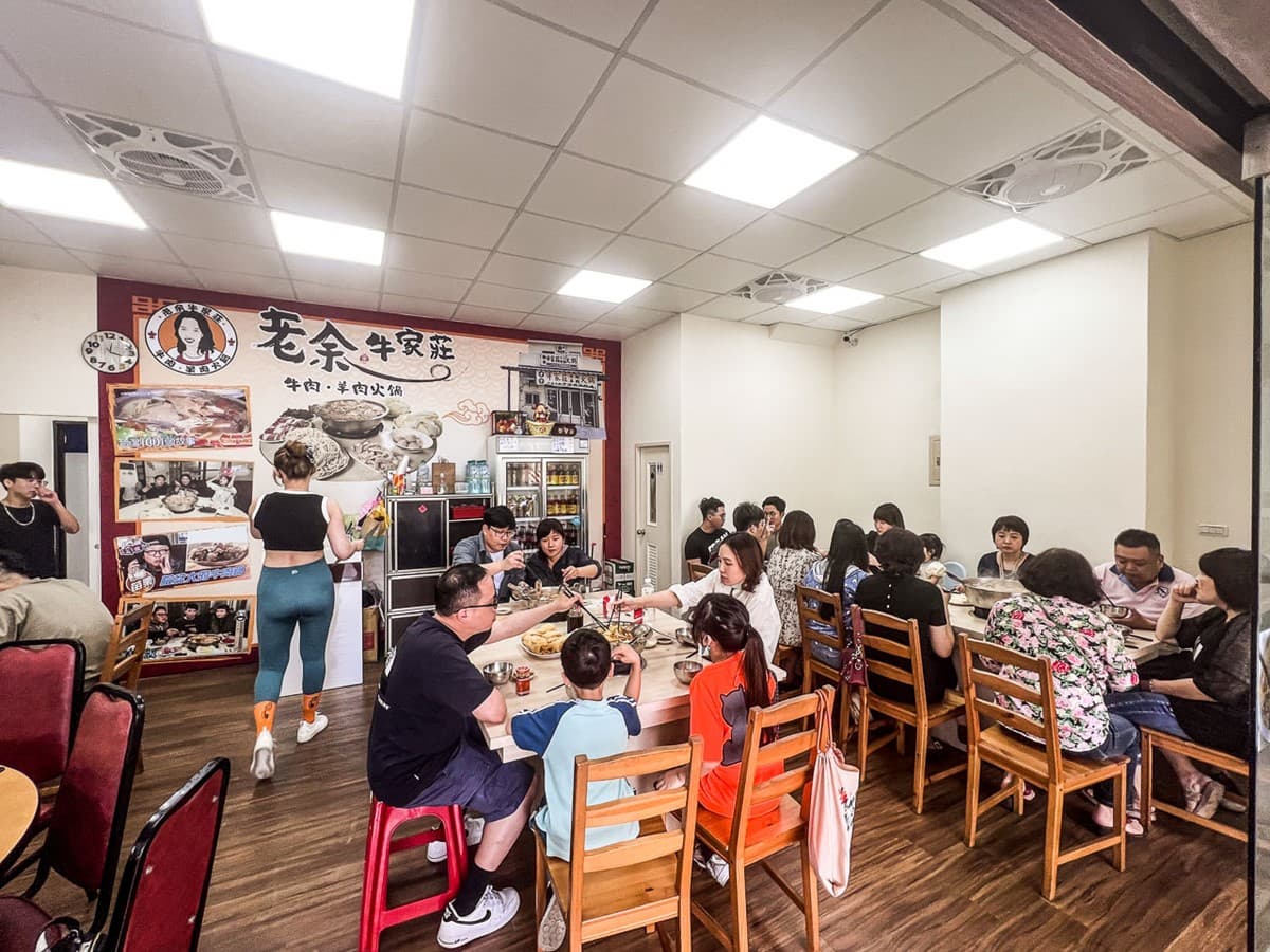 桃園人激推！大分量「鐵盆番茄牛肉鍋」人氣夯，濃郁湯頭一撈滿滿都是料