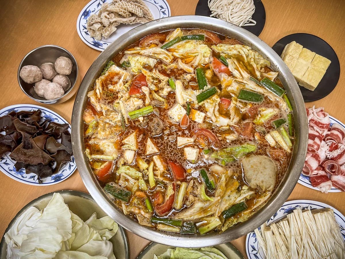 桃園人激推！大分量「鐵盆番茄牛肉鍋」人氣夯，濃郁湯頭一撈滿滿都是料