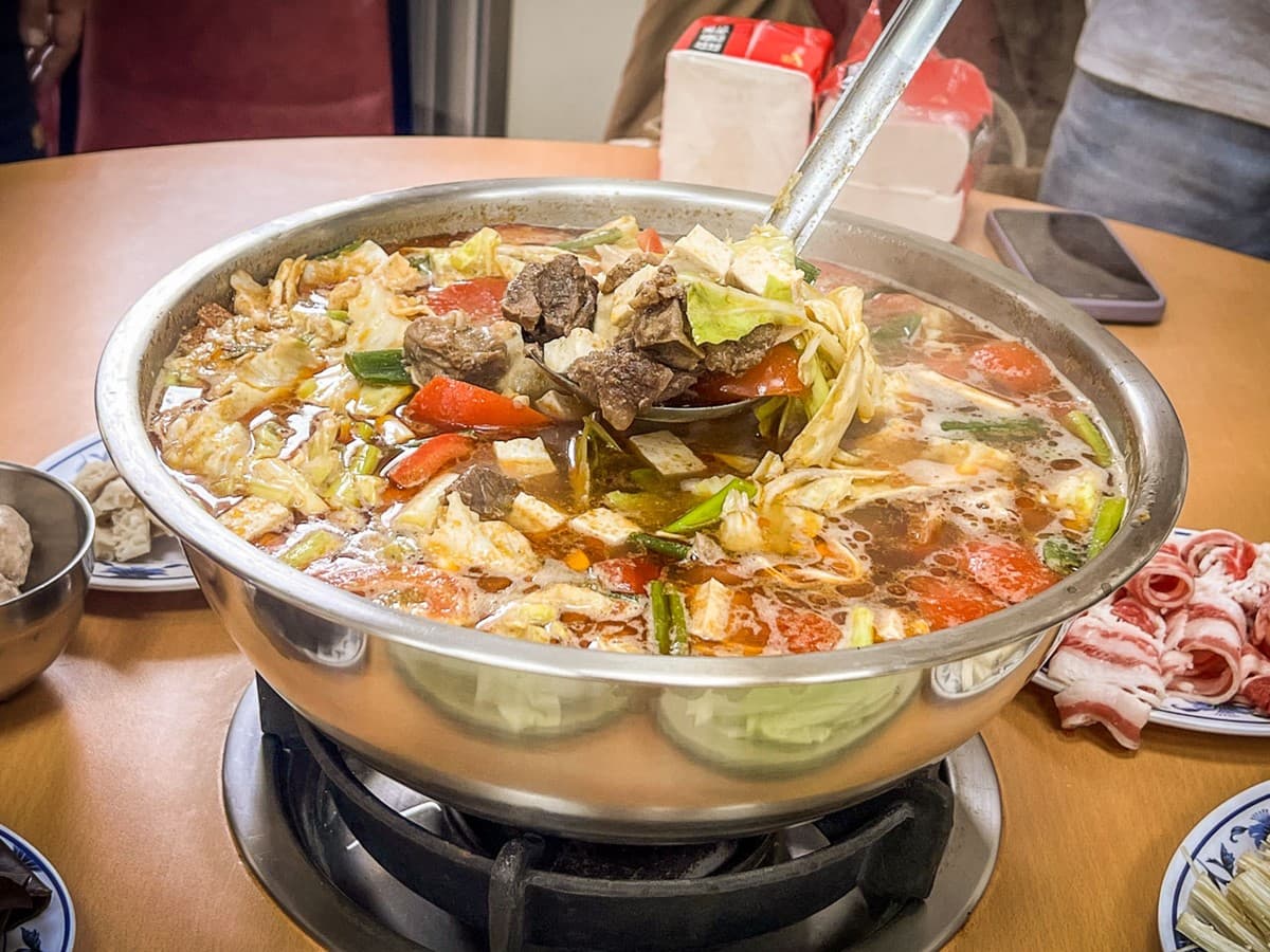 桃園人激推！大分量「鐵盆番茄牛肉鍋」人氣夯，濃郁湯頭一撈滿滿都是料