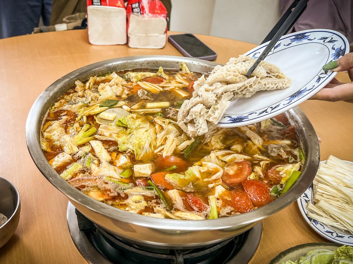 桃園人激推！大分量「鐵盆番茄牛肉鍋」人氣夯，濃郁湯頭一撈滿滿都是料