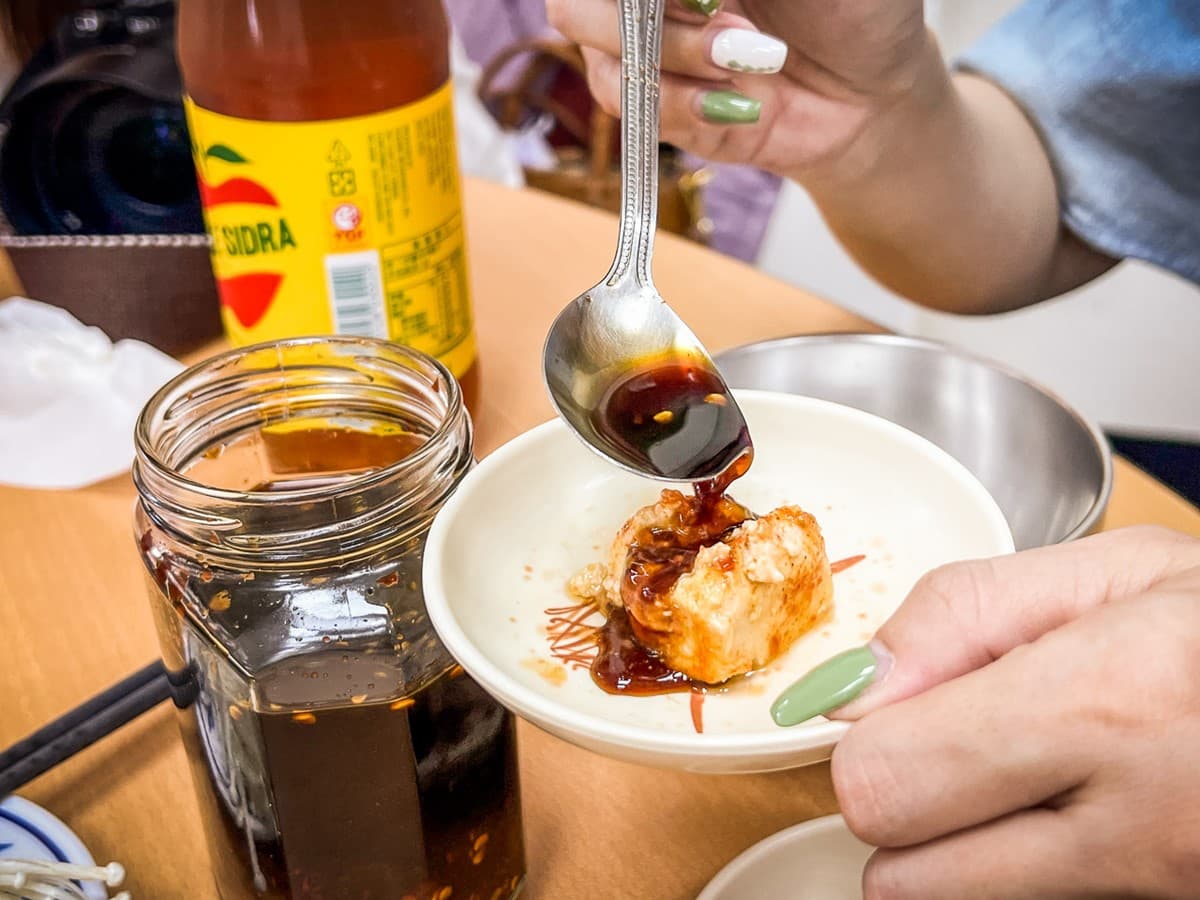 桃園人激推！大分量「鐵盆番茄牛肉鍋」人氣夯，濃郁湯頭一撈滿滿都是料