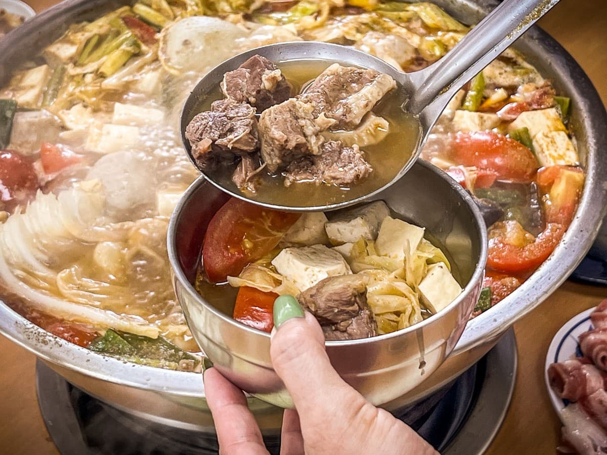 桃園人激推！大分量「鐵盆番茄牛肉鍋」人氣夯，濃郁湯頭一撈滿滿都是料