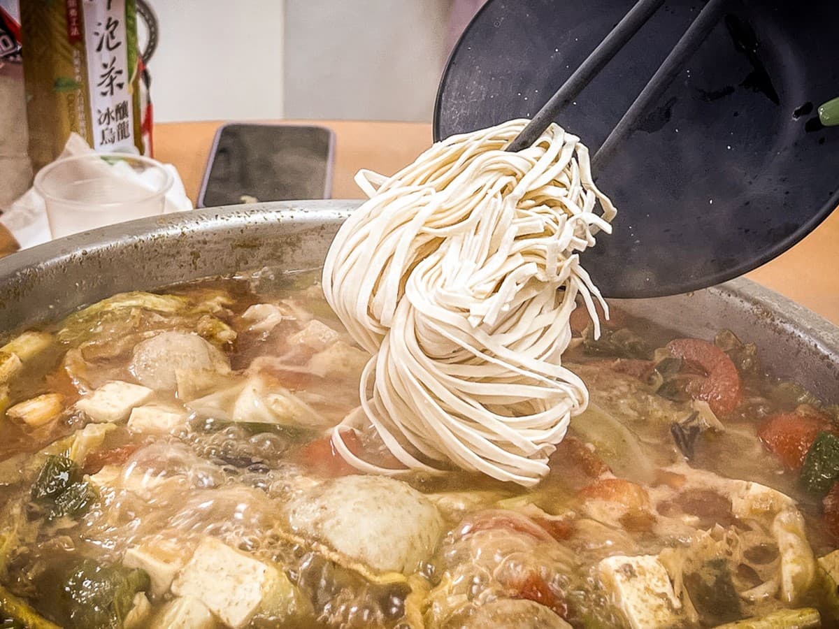 桃園人激推！大分量「鐵盆番茄牛肉鍋」人氣夯，濃郁湯頭一撈滿滿都是料