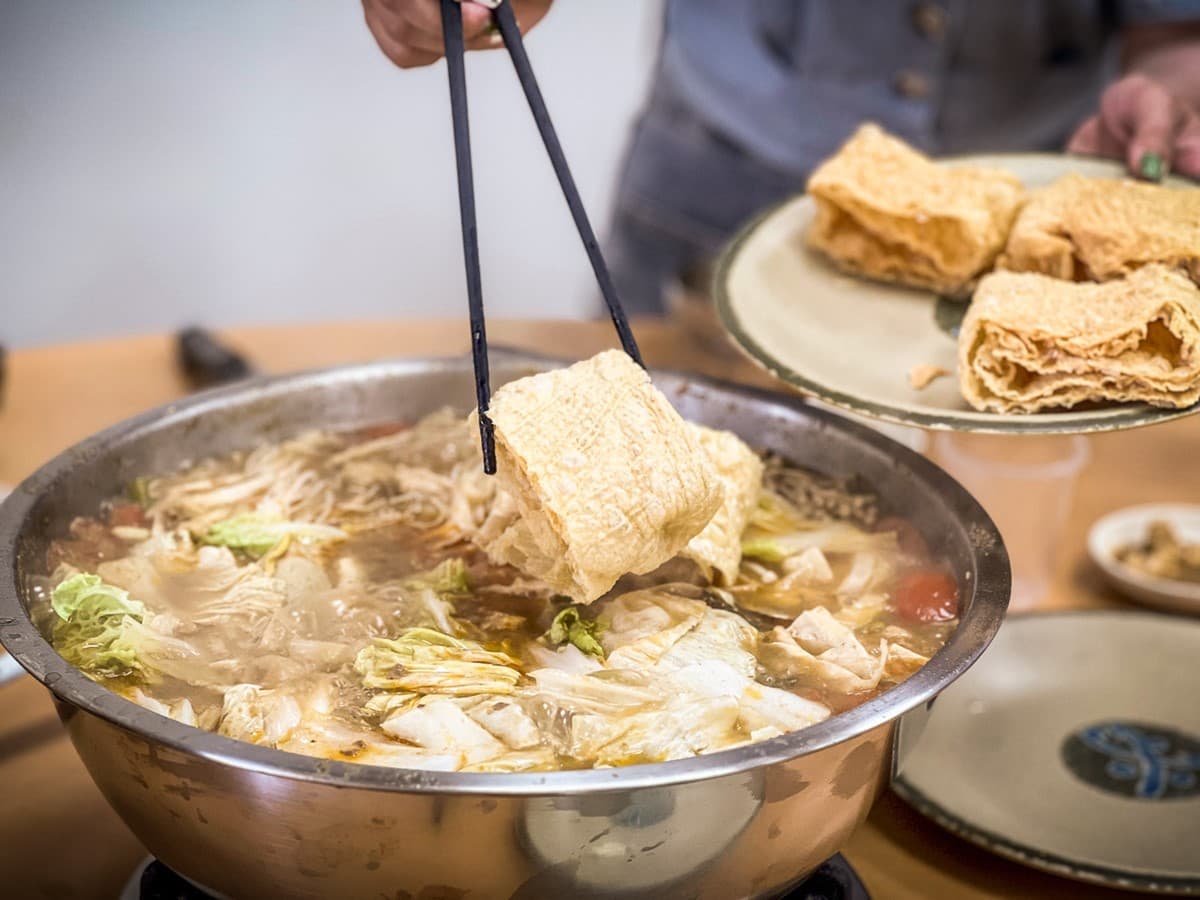 桃園人激推！大分量「鐵盆番茄牛肉鍋」人氣夯，濃郁湯頭一撈滿滿都是料