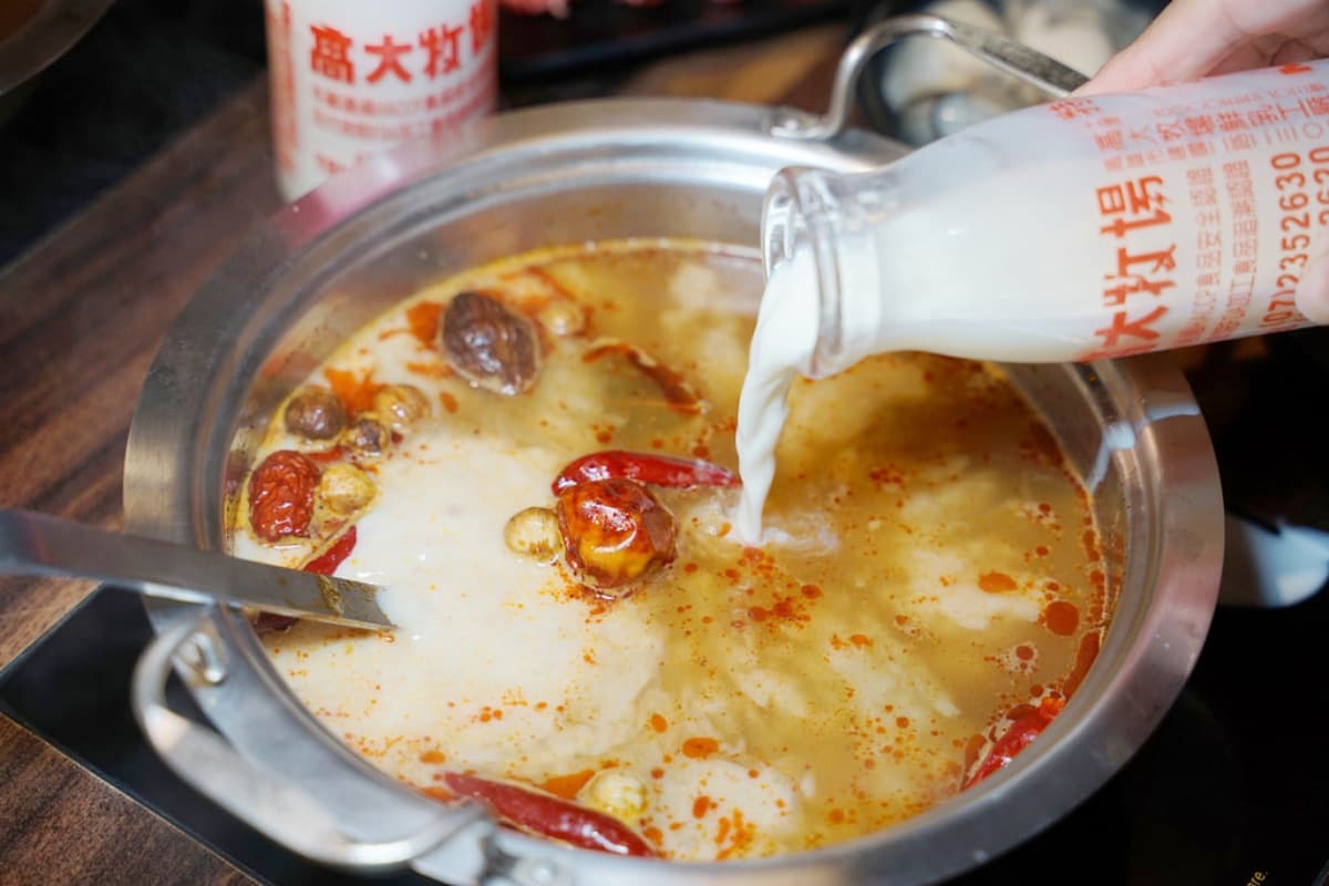 跟著老饕探店去！中壢美食15家：玻璃屋燒肉、烈焰燒酒雞、５星好評麻辣鍋