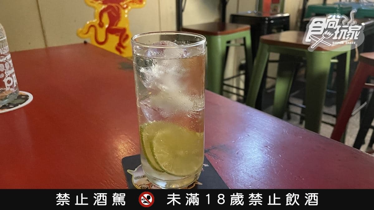 許多人都會來這裡點上「高球雞尾酒」，小酌、聊天。【禁止酒駕 未滿18歲禁止飲酒】